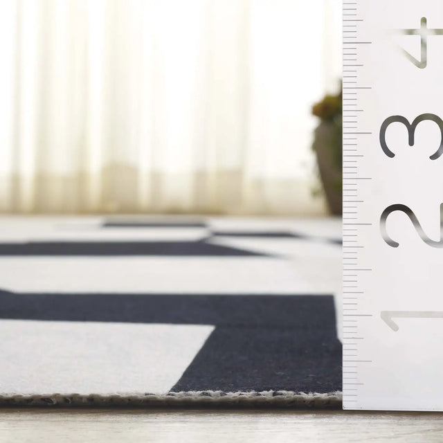 Safavieh Malibu 4'-0" x 6'-0" Rug in Ivory / Beige