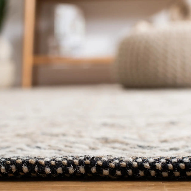 Safavieh Kilim 4'-0" x 6'-0" Rug in Beige / Black