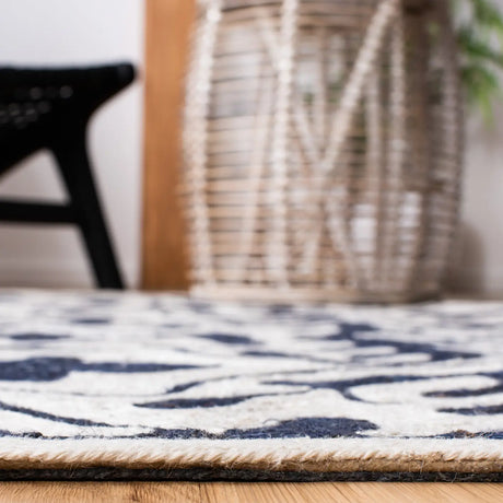 Safavieh Sahara 4'-0" x 6'-0" Rug in Navy / Ivory