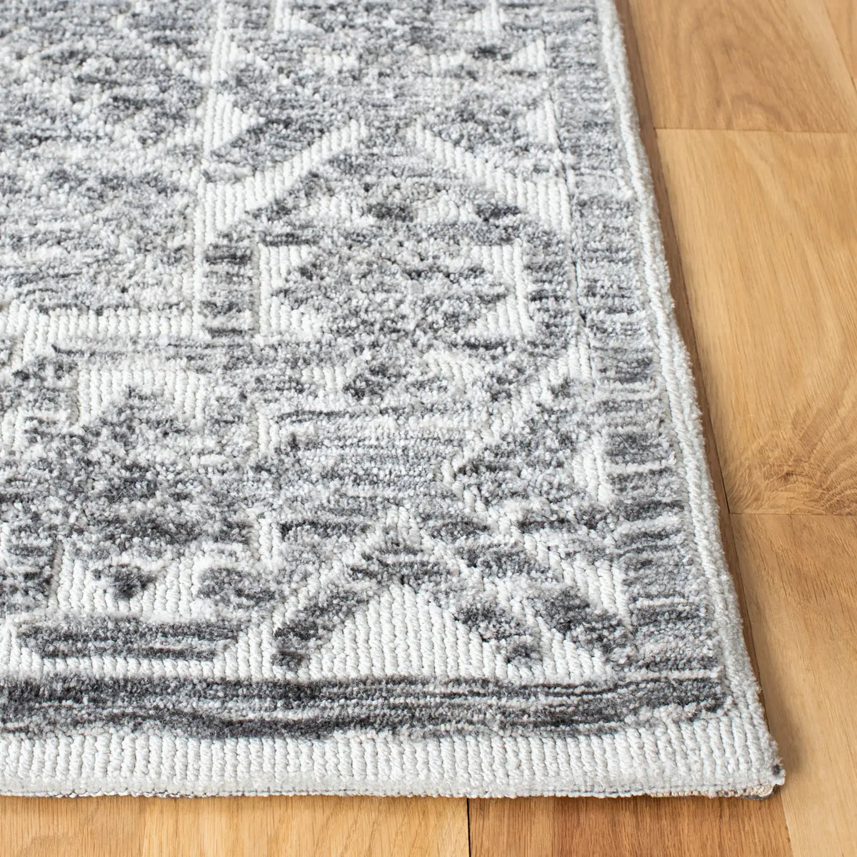 Safavieh Roslyn 4'-0" x 6'-0" Rug in Grey / Beige