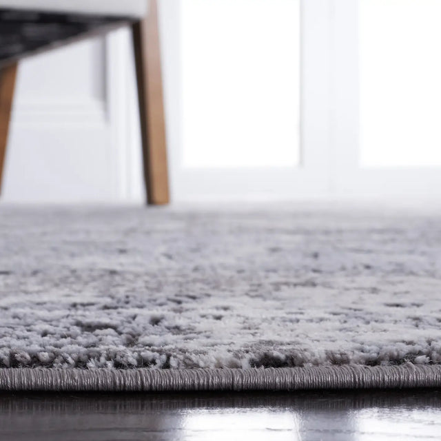 Safavieh Amelia 4'-5" x 6'-5" Rug in Grey / Charcoal