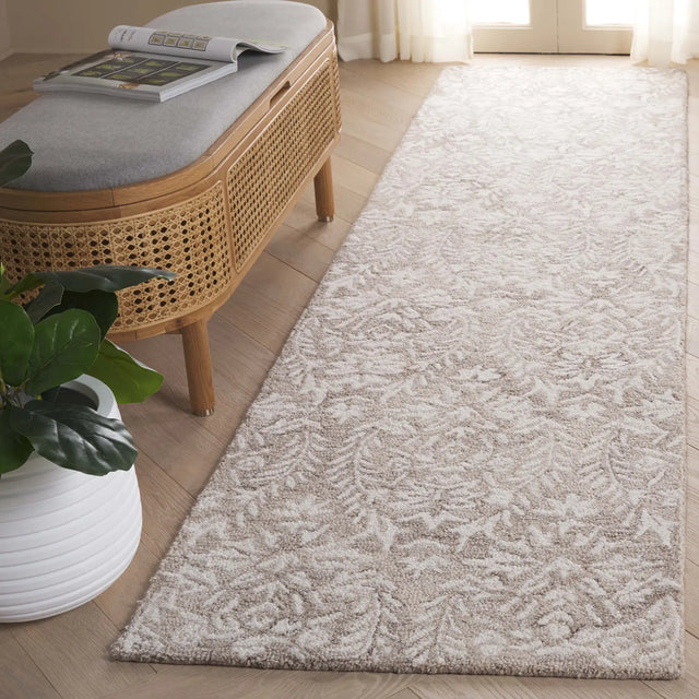 Safavieh Ebony 2'-3" x 9'-0" Rug in Beige / Ivory