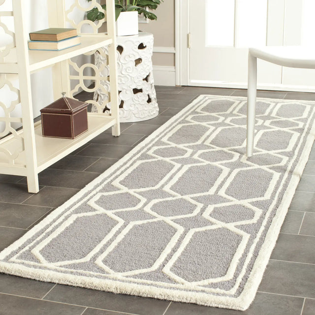 Safavieh Cambridge 2'-6" x 8'-0" Rug in Silver / Ivory