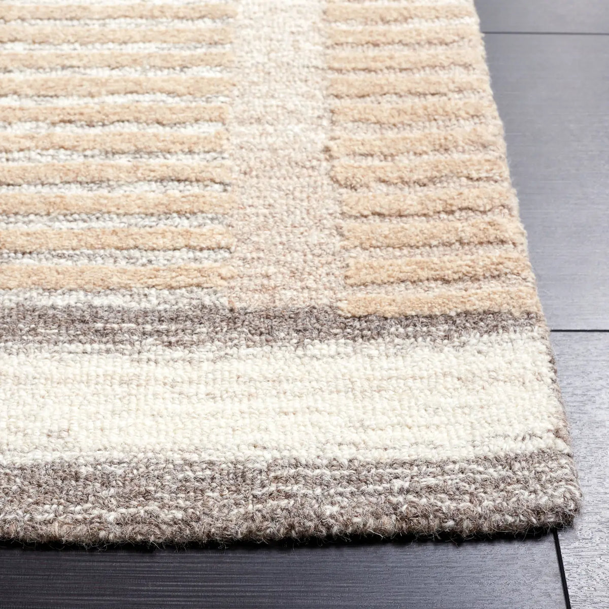Safavieh Ebony 4'-0" x 6'-0" Rug in Beige / Ivory