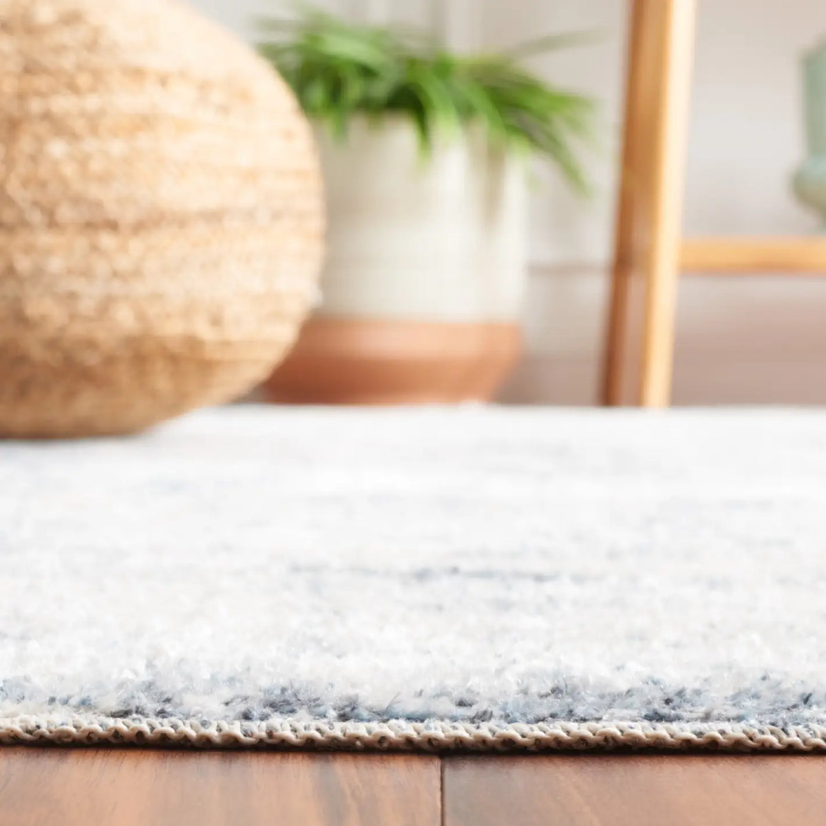 Safavieh Baltimore 4'-0" x 6'-0" Rug in Light Grey / Blue