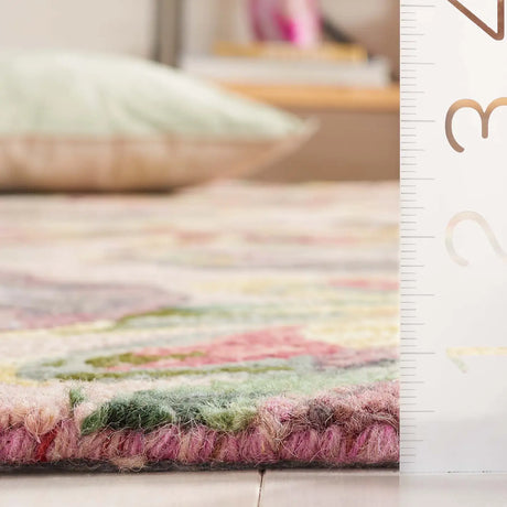 Safavieh Blossom 4'-0" x 6'-0" Rug in Pink / Gold