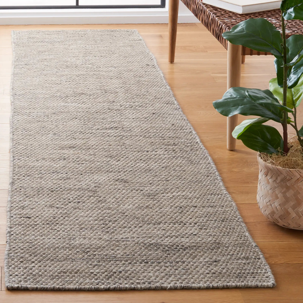 Safavieh Natura 2'-3" x 9'-0" Rug in Grey / Ivory