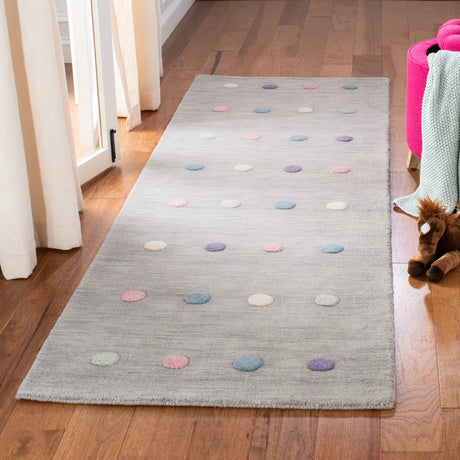 Safavieh Safavieh Kids 2'-6" x 8'-0" Rug in Silver