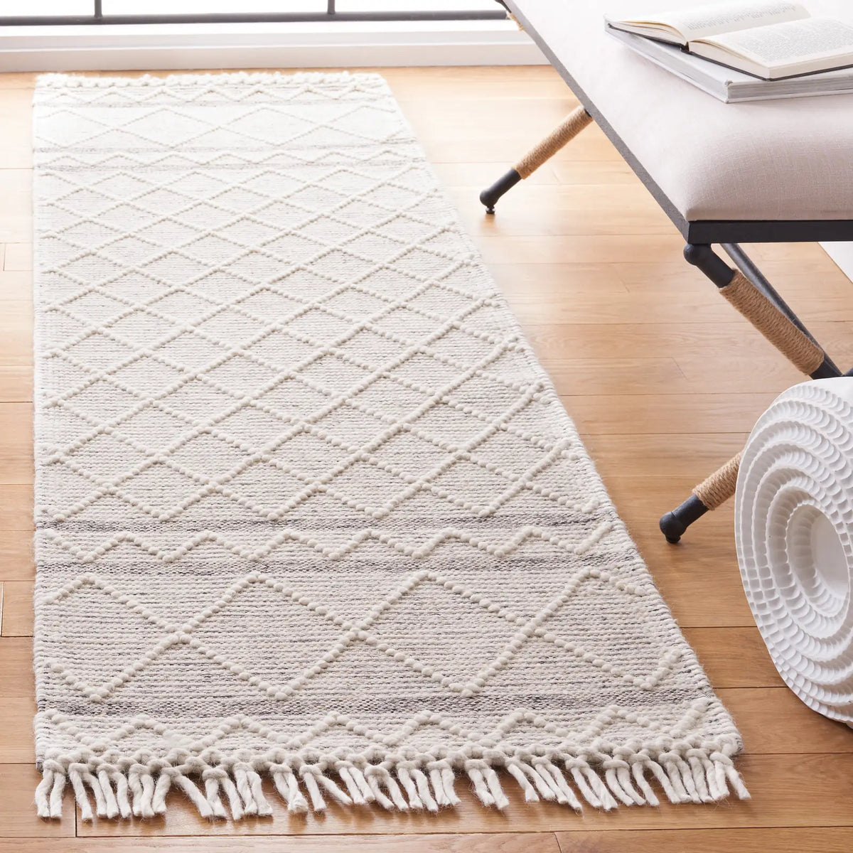 Safavieh Vermont 2'-3" x 8'-0" Rug in Grey / Ivory