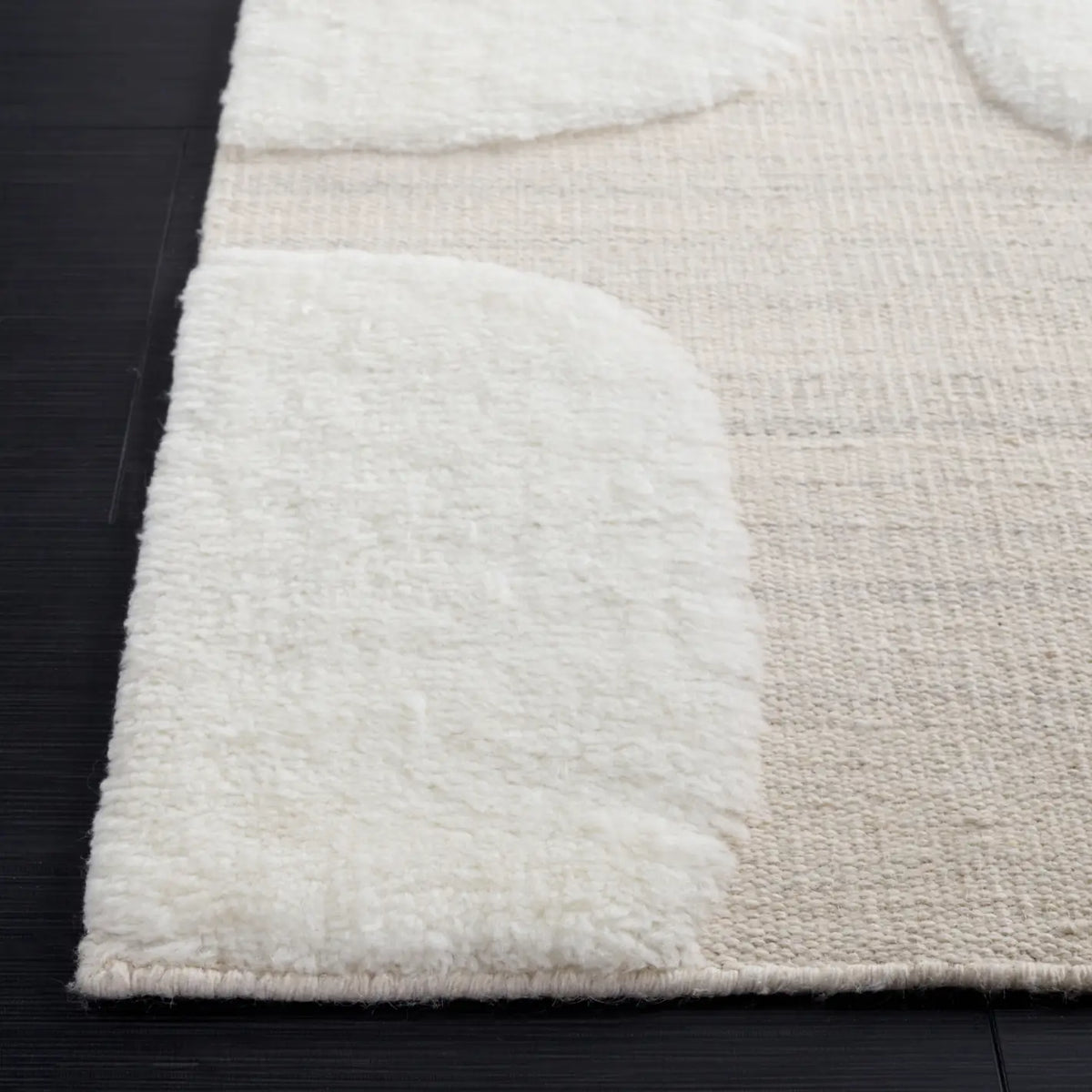 Safavieh Manhattan 4'-0" x 6'-0" Rug in Ivory / Beige