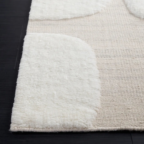 Safavieh Manhattan 4'-0" x 6'-0" Rug in Ivory / Beige
