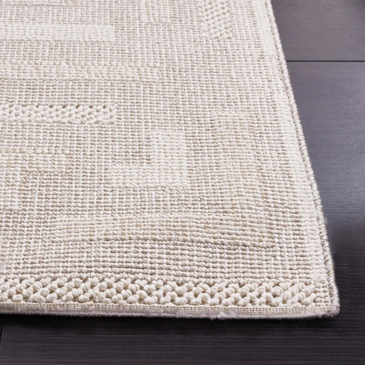 Safavieh Trends 4'-0" x 6'-0" Rug in Beige / Ivory