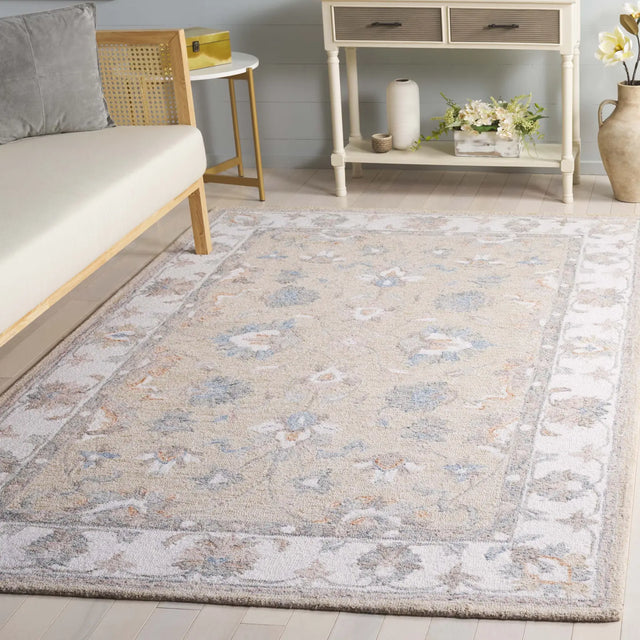 Safavieh Heritage 4'-0" x 6'-0" Rug in Beige / Ivory