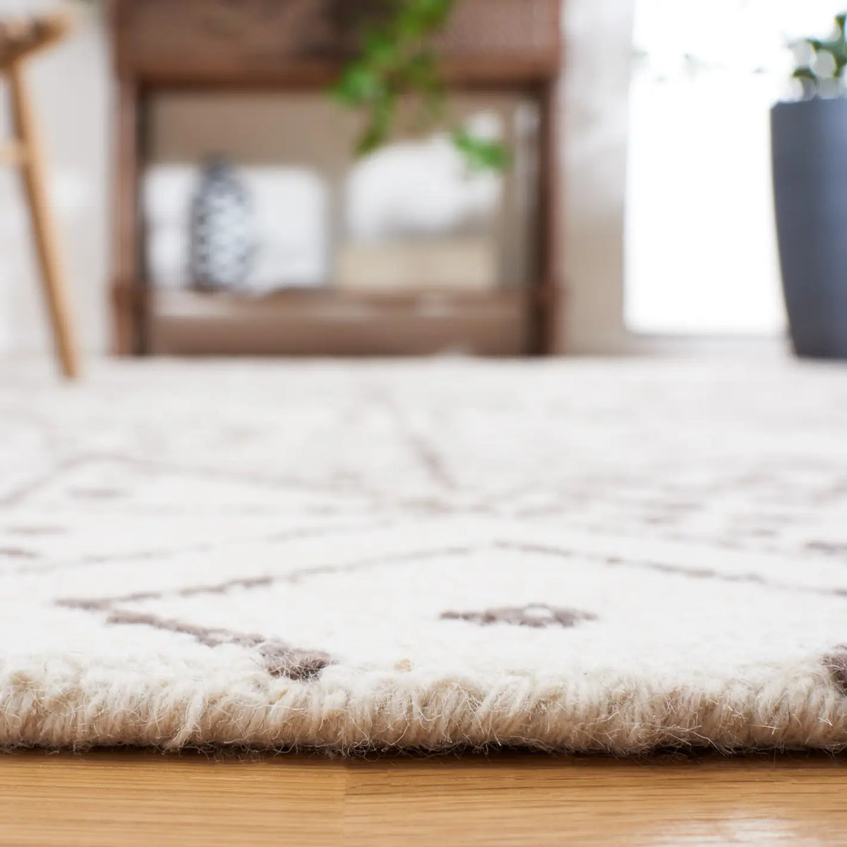 Safavieh Casablanca 4'-0" x 6'-0" Rug in Ivory / Brown