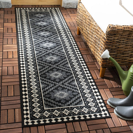 Safavieh Veranda 2'-3" x 10'-0" Rug in Black / Creme