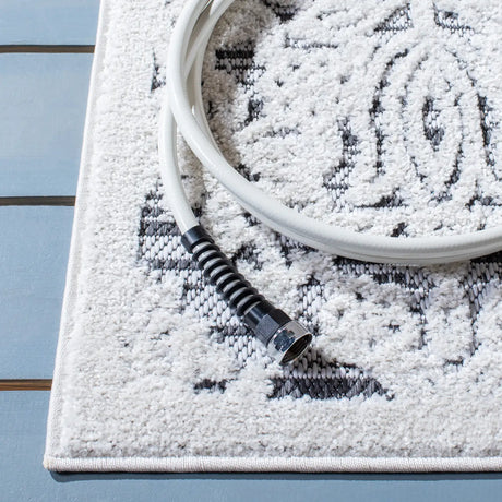 Safavieh Cabana 4'-5" x 6'-5" Rug in Ivory / Grey