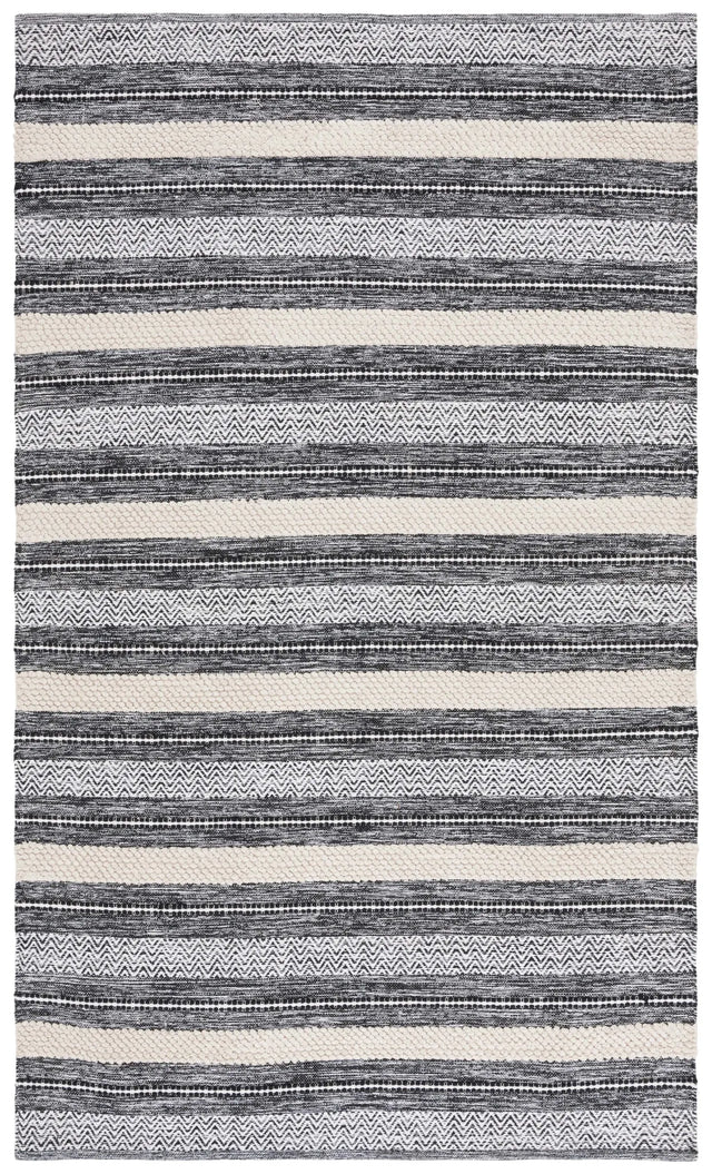 Safavieh Montauk 4'-0" x 6'-0" Rug in Black / Ivory