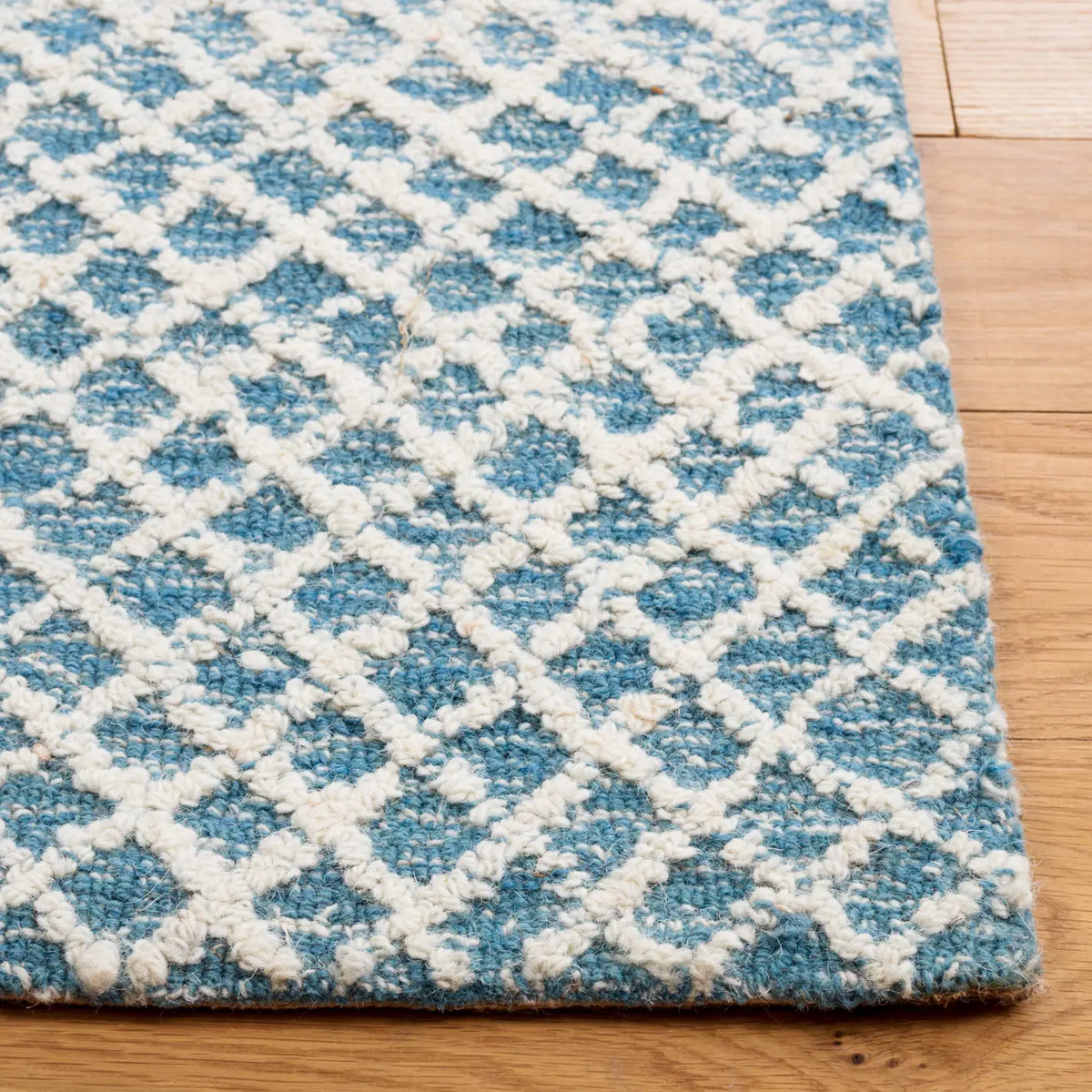 Safavieh Micro-Loop 4'-0" x 6'-0" Rug in Blue / Ivory