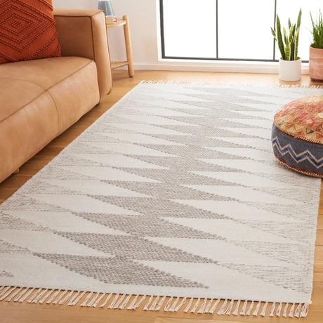 Safavieh Kilim 4'-0" x 6'-0" Rug in Grey / Ivory