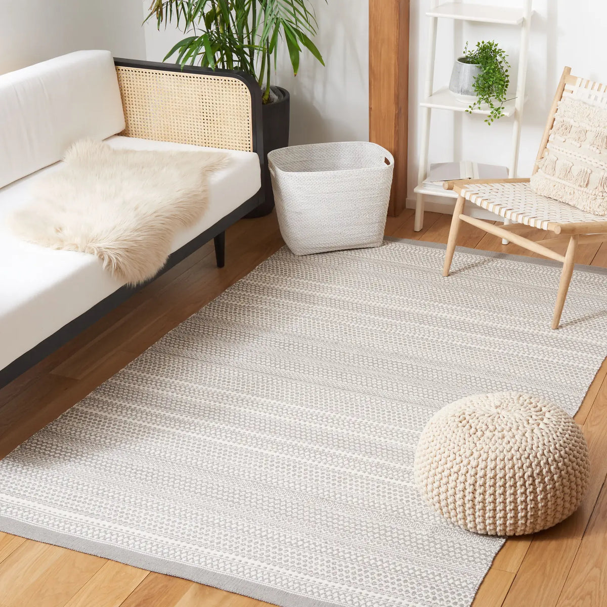 Safavieh Kilim 4'-0" x 6'-0" Rug in Grey / Beige