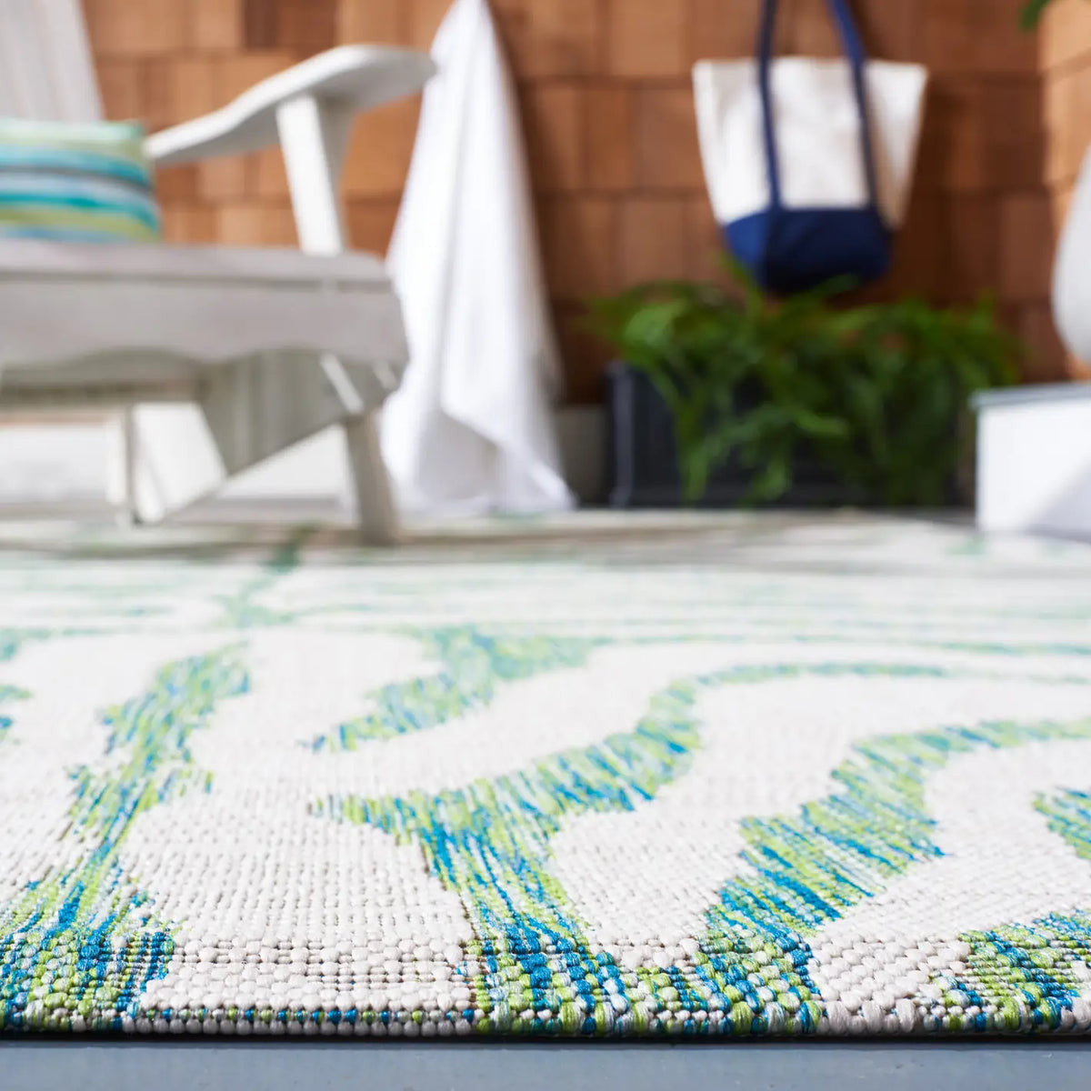 Safavieh Courtyard 4'-0" x 5'-7" Rug in Ivory / Green