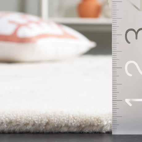 Safavieh Mykonos 4'-0" x 6'-0" Rug in Ivory / Silver