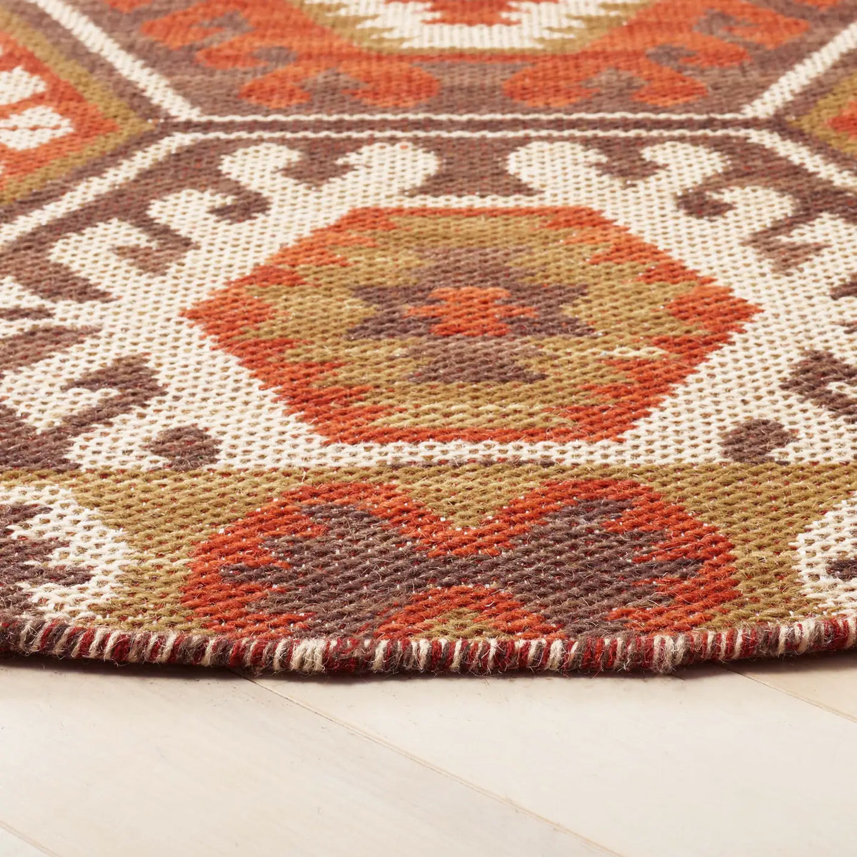 Safavieh Kilim 6'-0" x 6'-0" Rug in Red / Olive