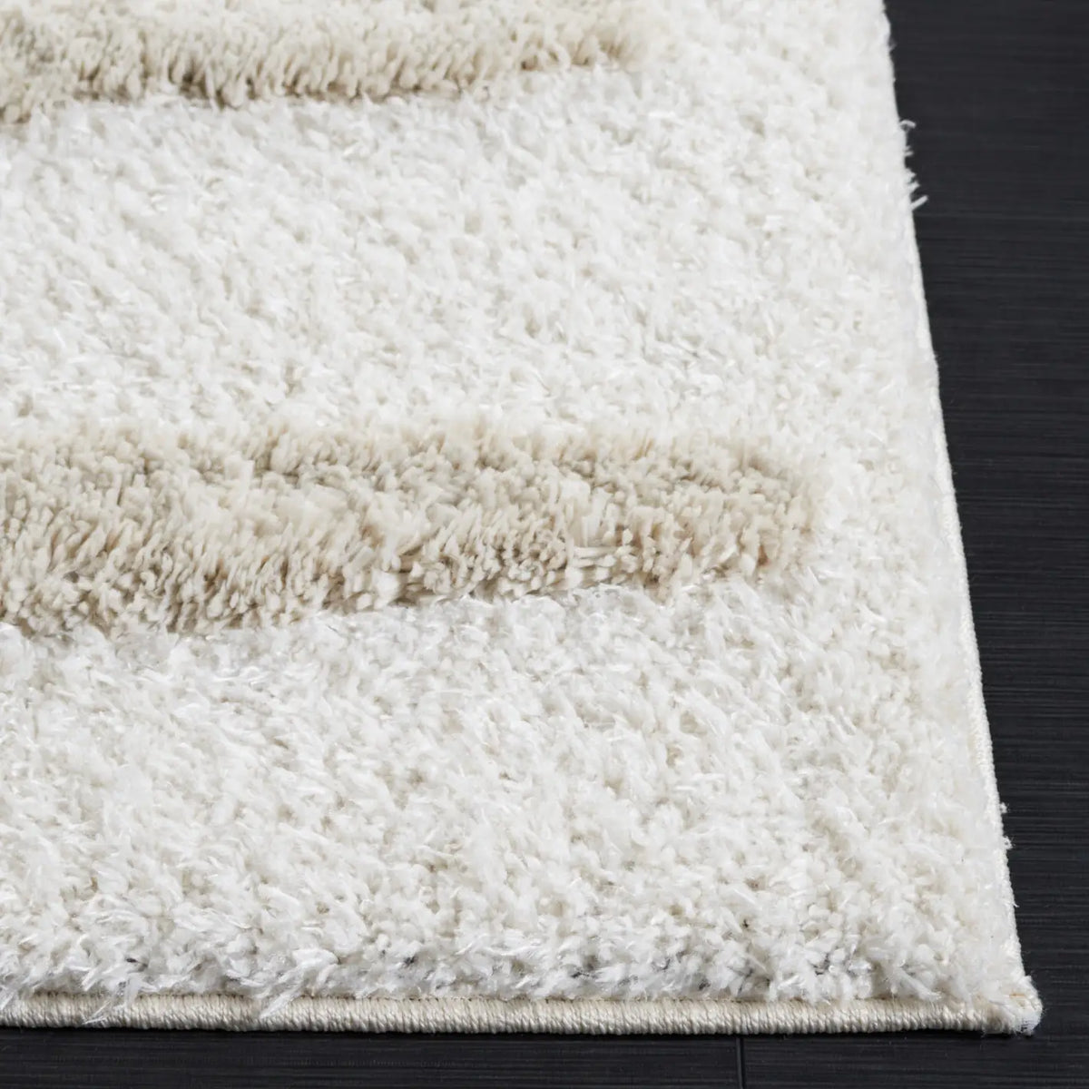 Safavieh Hi-Lo Shag 4'-0" x 6'-0" Rug in Beige