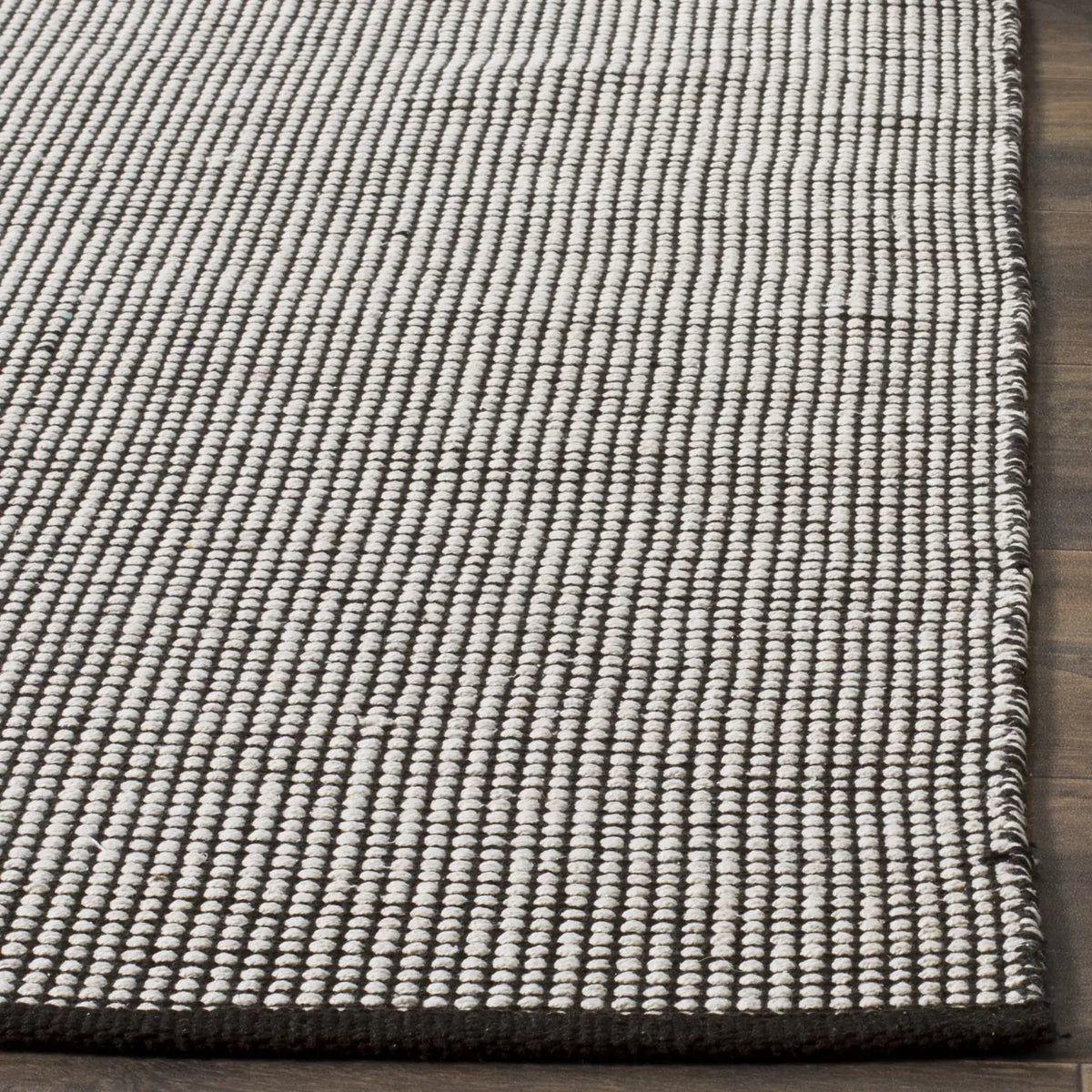 Safavieh Montauk 5'-0" x 8'-0" Rug in Ivory / Black