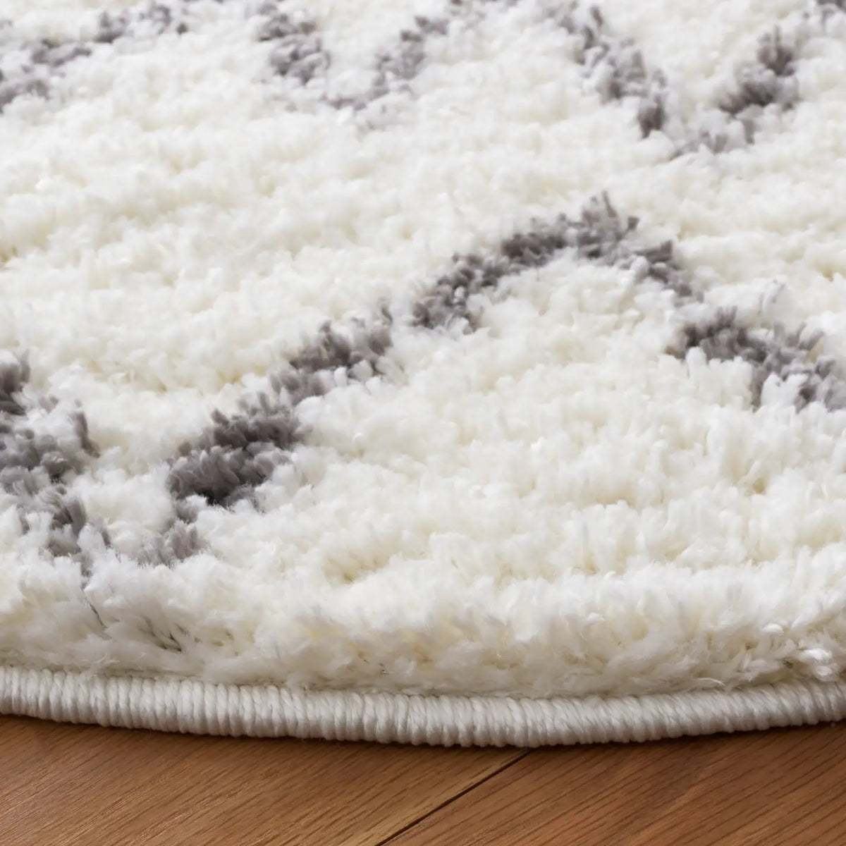 Safavieh Berber Shag 5'-1" x 5'-1" Rug in Cream / Light Grey