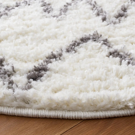 Safavieh Berber Shag 5'-1" x 5'-1" Rug in Cream / Light Grey