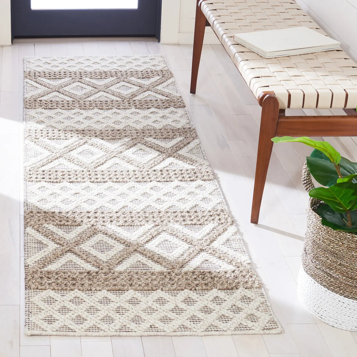 Safavieh Vermont 2'-3" x 8'-0" Rug in Ivory / Grey