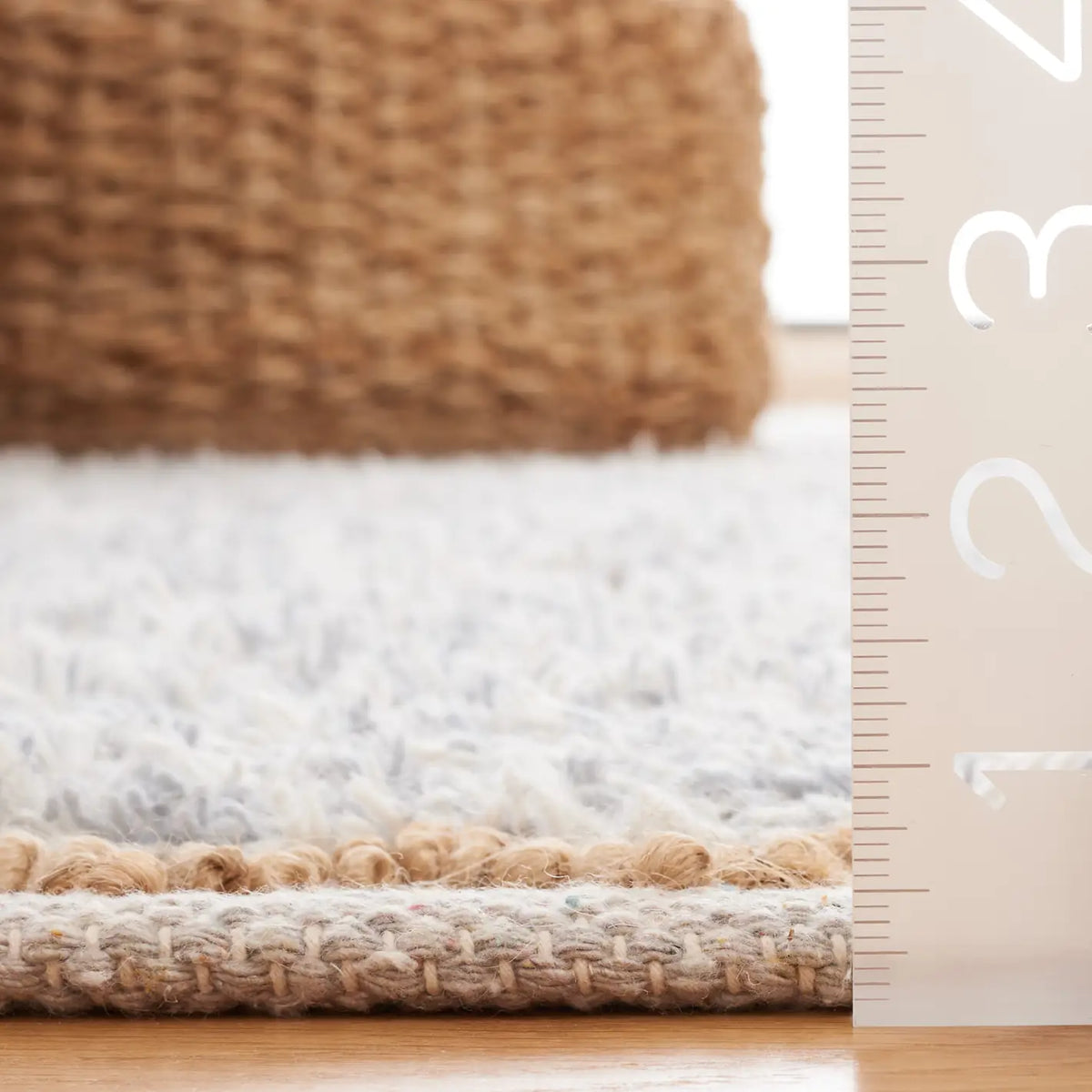 Safavieh Natura 4'-0" x 6'-0" Rug in Grey / Natural