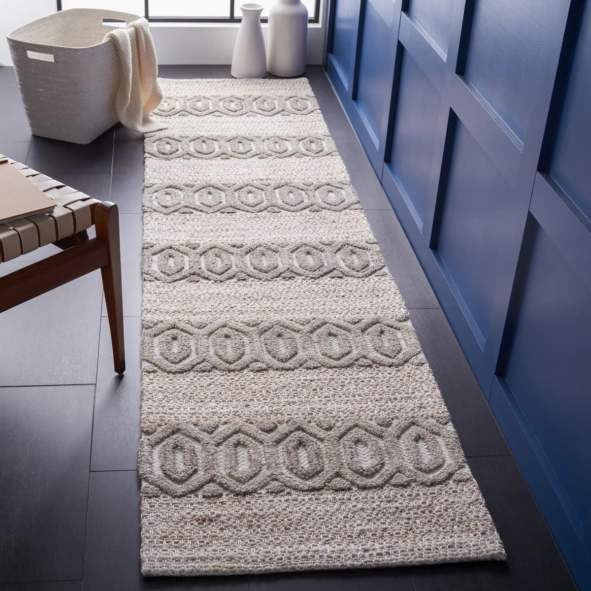 Safavieh Natura 2'-3" x 9'-0" Rug in Beige / Ivory
