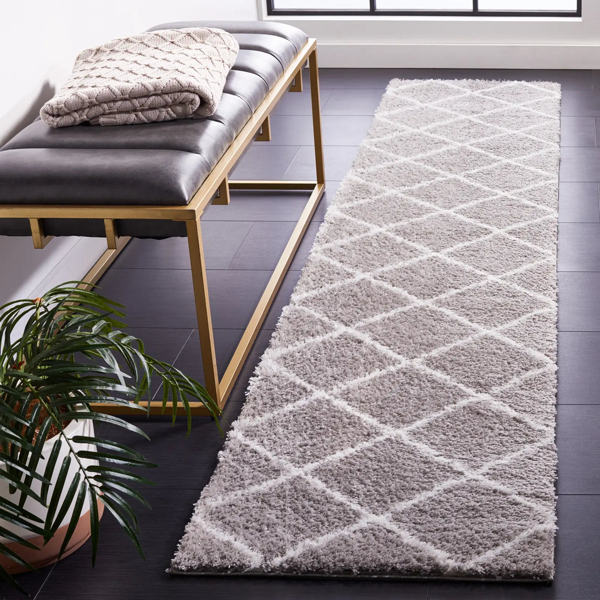Safavieh Tahoe Shag 2'-0" x 9'-0" Rug in Grey / White