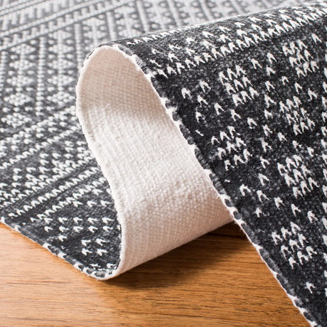 Safavieh Cedar Brook 5'-0" x 8'-0" Rug in Black / Ivory