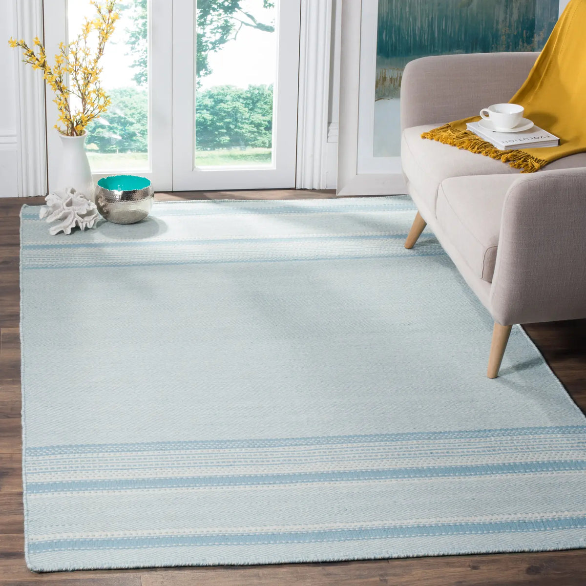Safavieh Kilim 4'-0" x 6'-0" Rug in Light Blue / Ivory