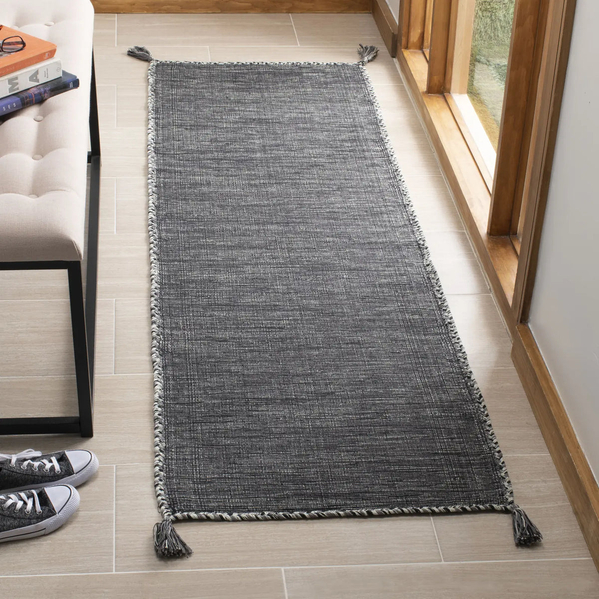 Safavieh Montauk 2'-3" x 10'-0" Rug in Grey / Black