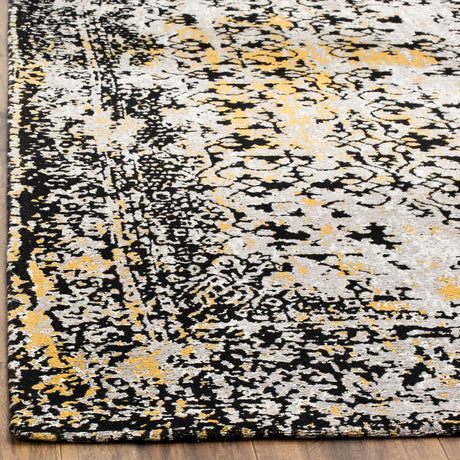 Safavieh Classic Vintage 4'-0" x 6'-0" Rug in Black / Silver