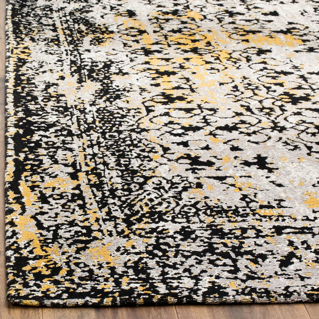 Safavieh Classic Vintage 4'-0" x 6'-0" Rug in Black / Silver