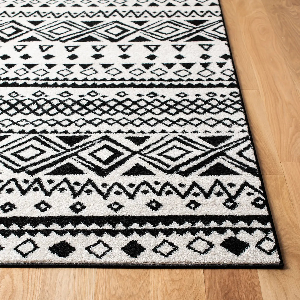 Safavieh Mercer 4'-0" x 6'-0" Rug in Ivory / Charcoal
