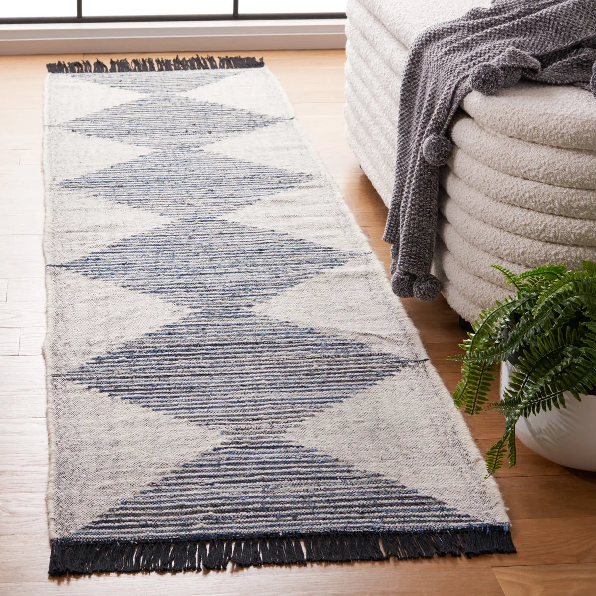 Safavieh Kilim 2'-3" x 9'-0" Rug in Ivory / Blue