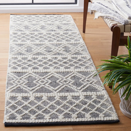 Safavieh Natura 2'-3" x 8'-0" Rug in Ivory / Black