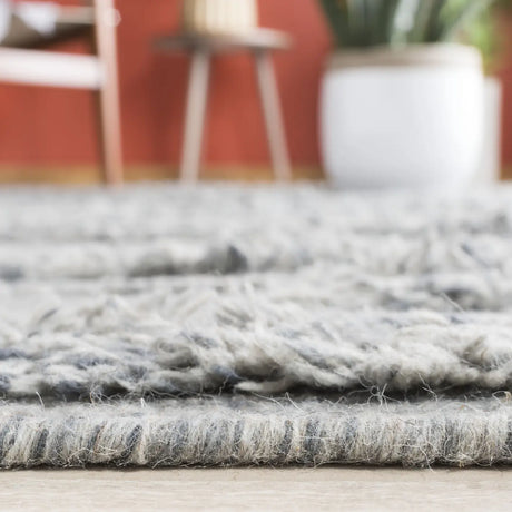 Safavieh Vermont 4'-0" x 6'-0" Rug in Grey / Ivory