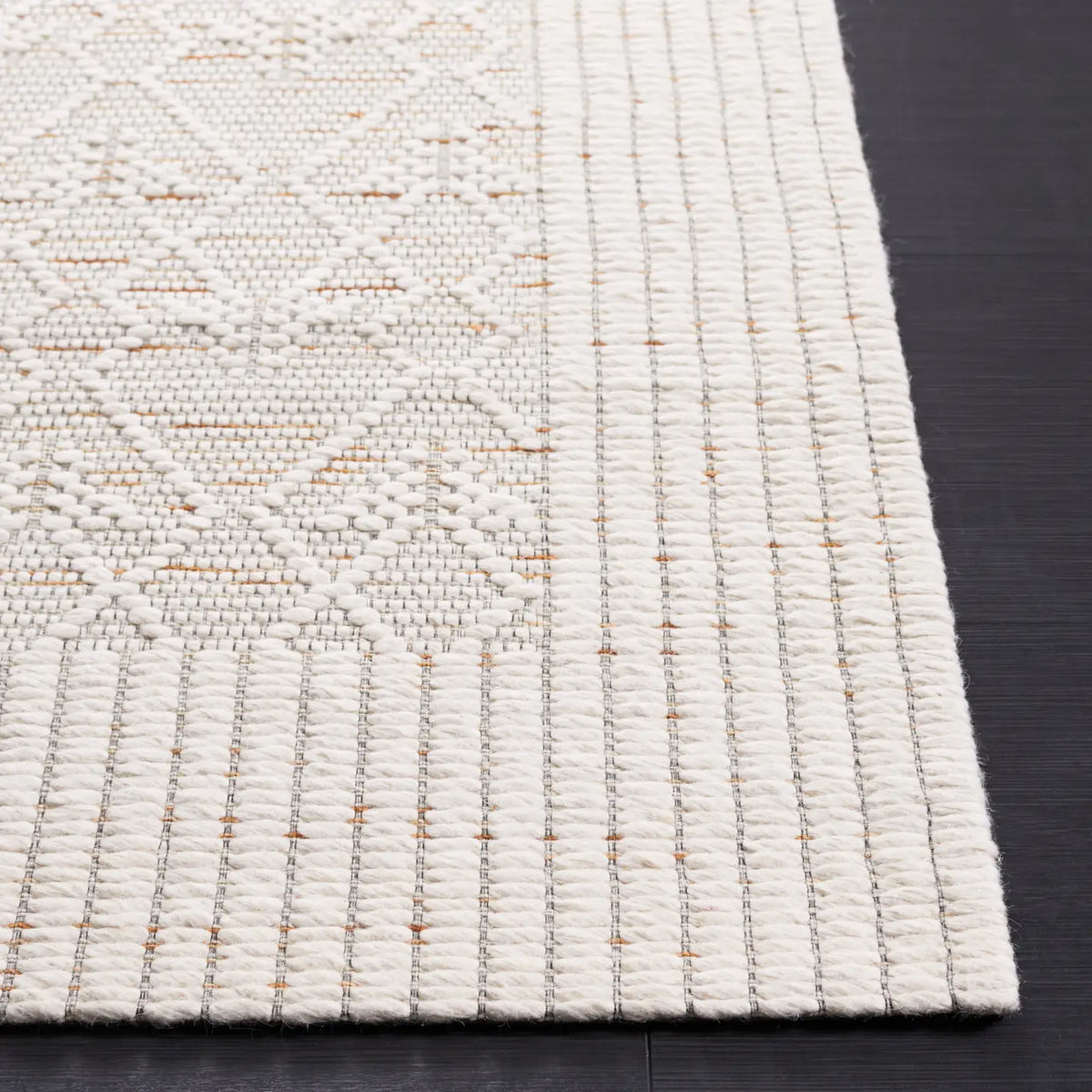 Safavieh Marbella 4'-0" x 6'-0" Rug in Ivory / Brown