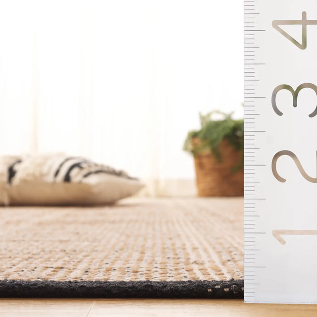 Safavieh Organica 4'-0" x 6'-0" Rug in Natural / Black