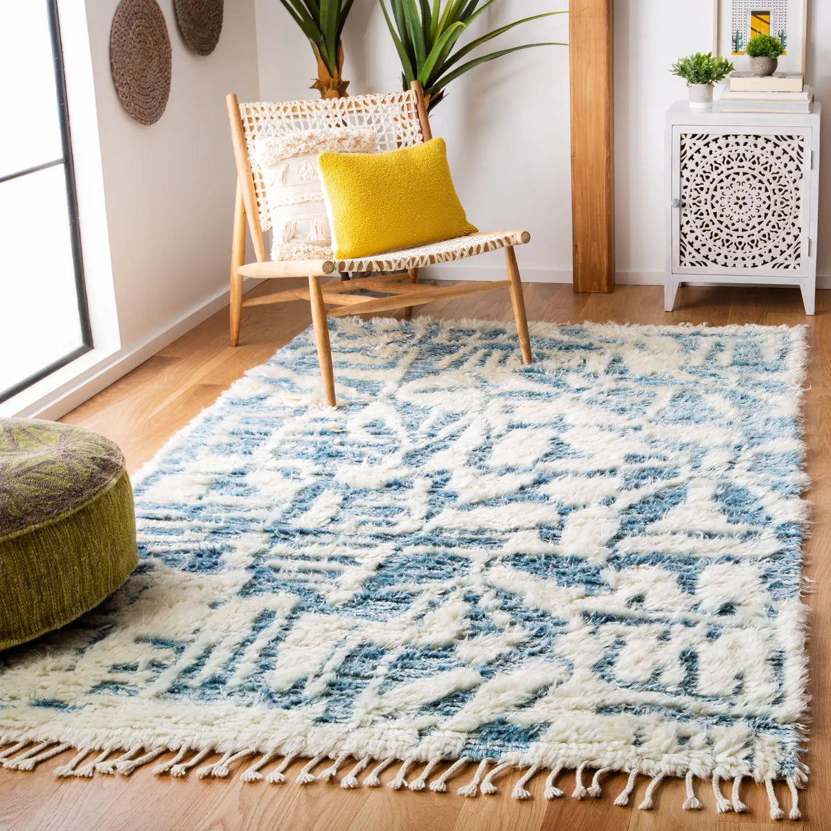 Safavieh Manhattan 4'-0" x 6'-0" Rug in Ivory / Blue