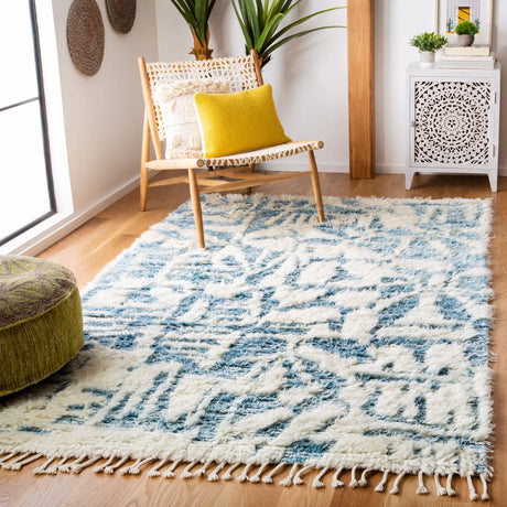 Safavieh Manhattan 4'-0" x 6'-0" Rug in Ivory / Blue
