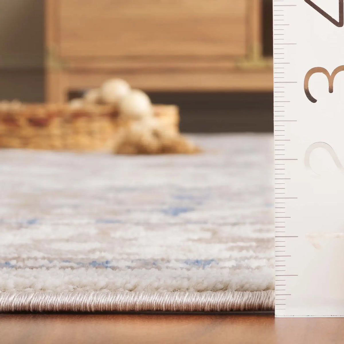 Safavieh Prestige 4'-0" x 6'-0" Rug in Beige / Blue