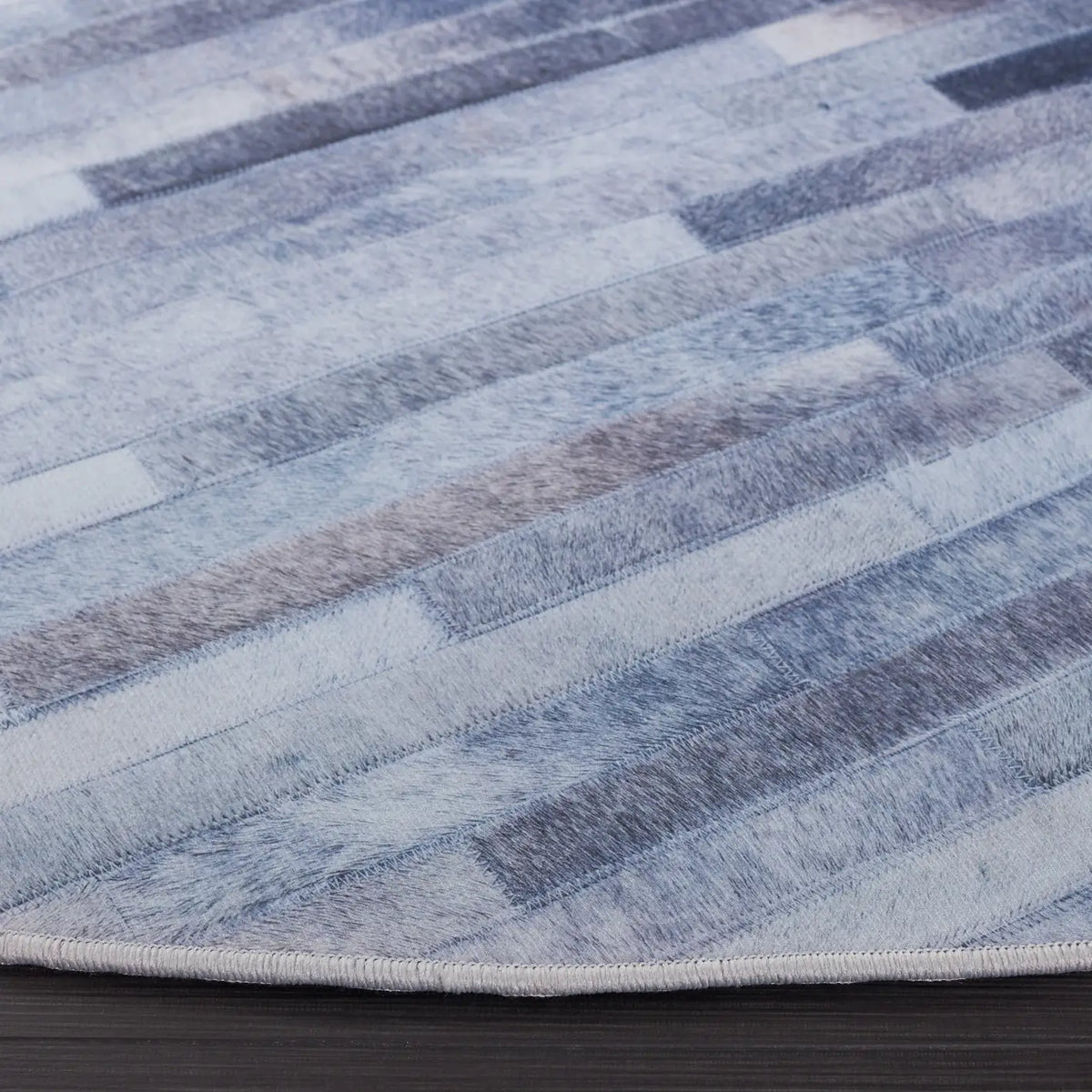 Safavieh Faux Hide 6'-0" x 6'-0" Rug in Light Grey / Grey